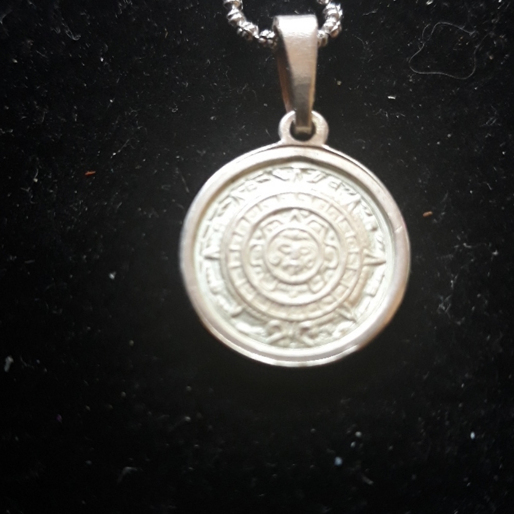 Ladies sterling silver pendant with chain